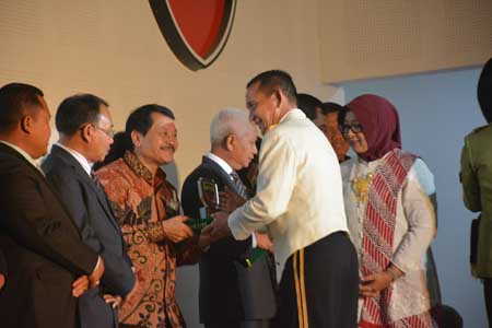 Bupati Langkat Terima Award Bukit Barisan 2019