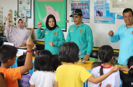 Wawako Serahkan Buku bergulir di Kelurahan Tanah Garam