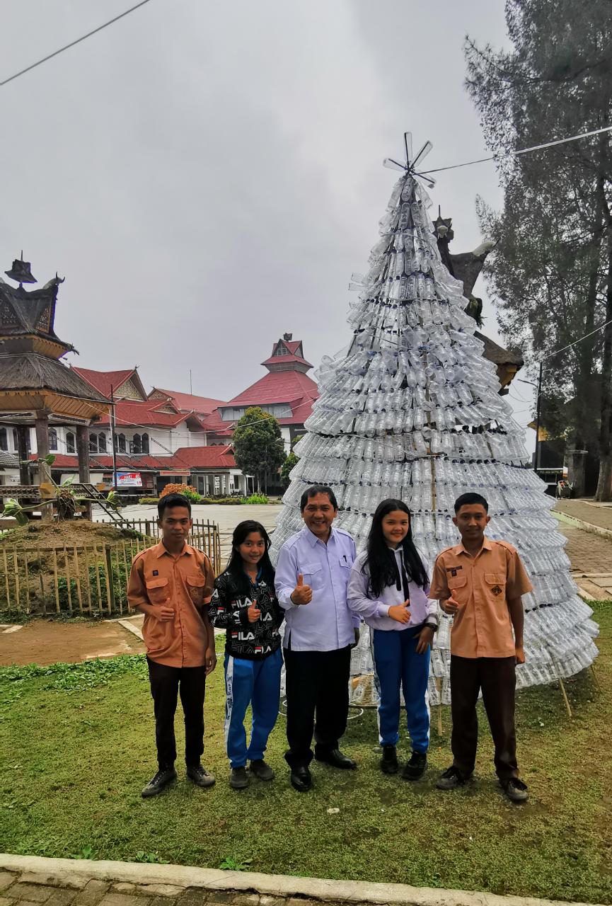 Pohon Natal dari Botol Air Bekas Menjulang Tinggi di RTH