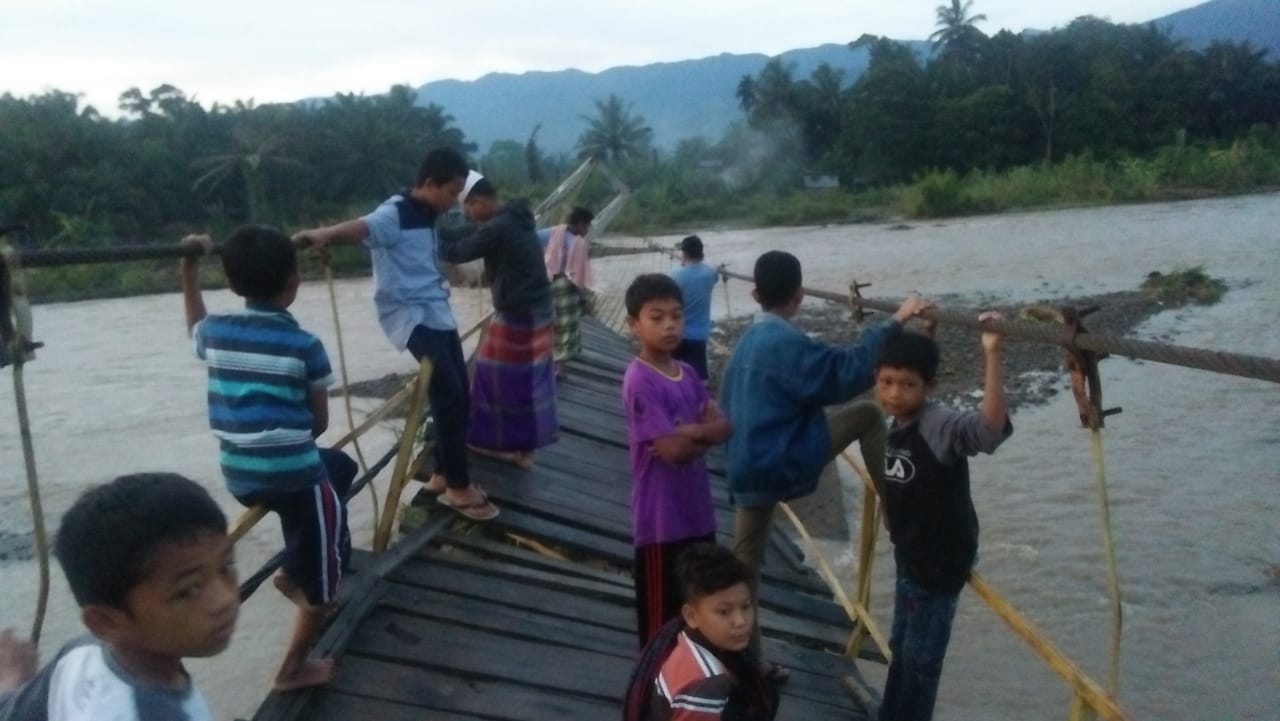 Akibat Hujan Terus Menerus, Jembatan Gantung Sabahotang Ambruk.
