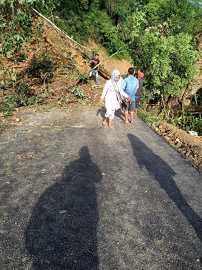 Badan Jalinsum Sosopan Tertimbun Tanah Longsor,Pengguna Jalan Terganggu