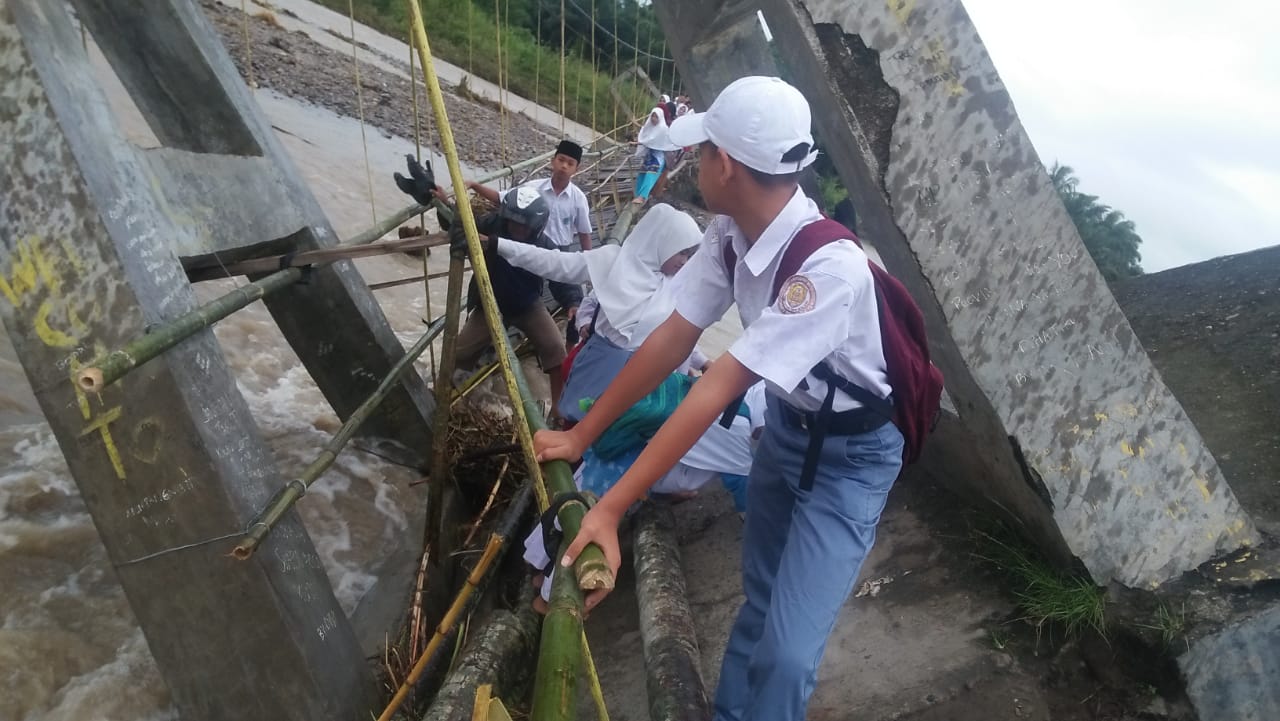 Menantang Maut Demi Sekolah, Para Pelajar Merayap di sisa Jembatan Ambruk