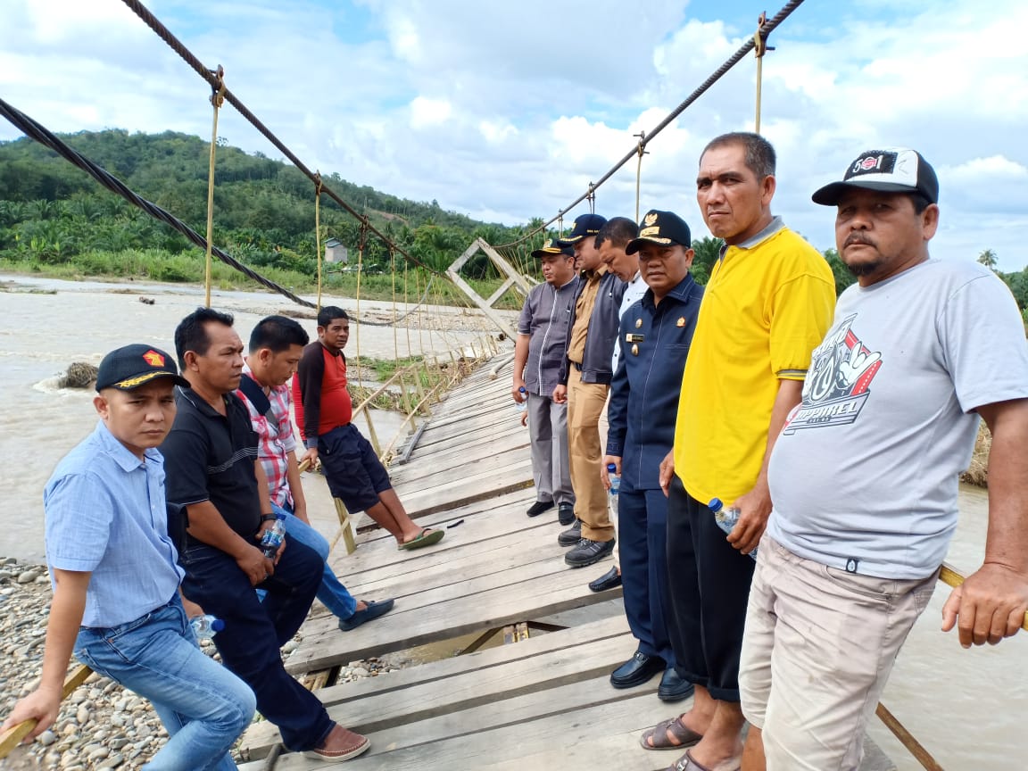 DPRD Palas Bersama Wabup Meninjau Jembatan Sabahotang Yang Ambruk