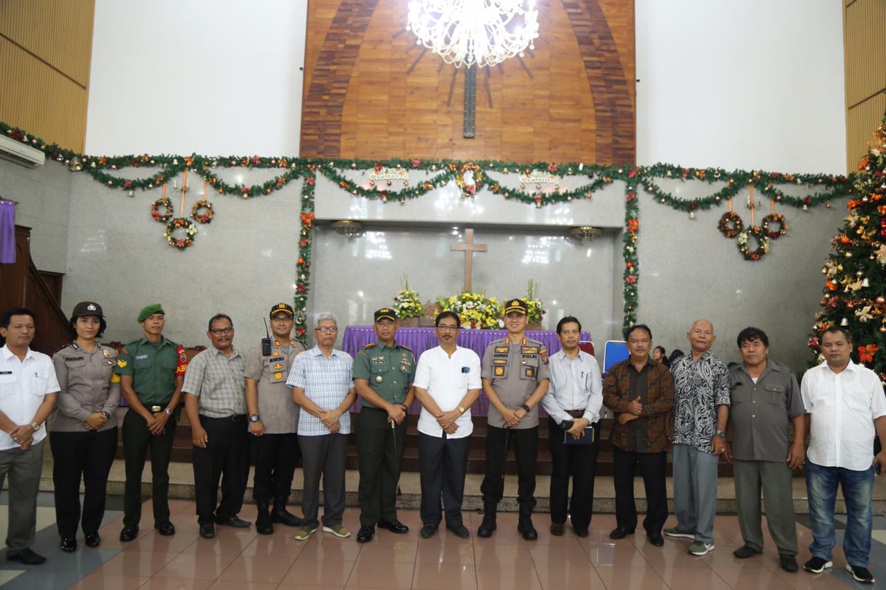 Cipta Kondisi Kondusif Jelang Natal dan Tahun Baru, Kapolrestabes Medan Bersama Dandim 0201/BS Melakukan Pengecekan Gereja