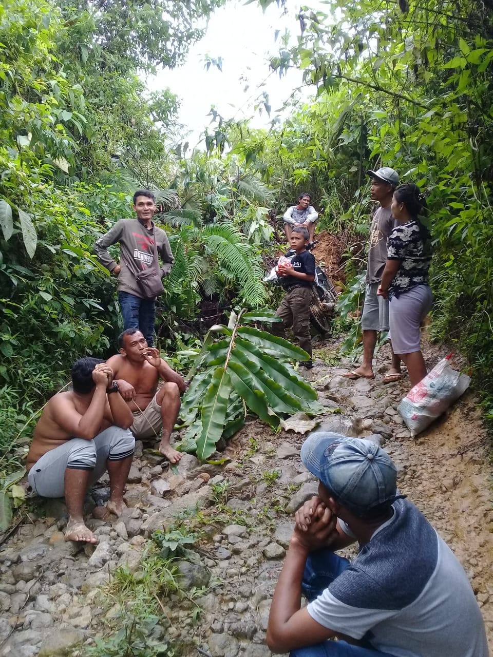 Longsor Â Desa Adin Tengah TutupÂ  Ruas Jalan di Salapian