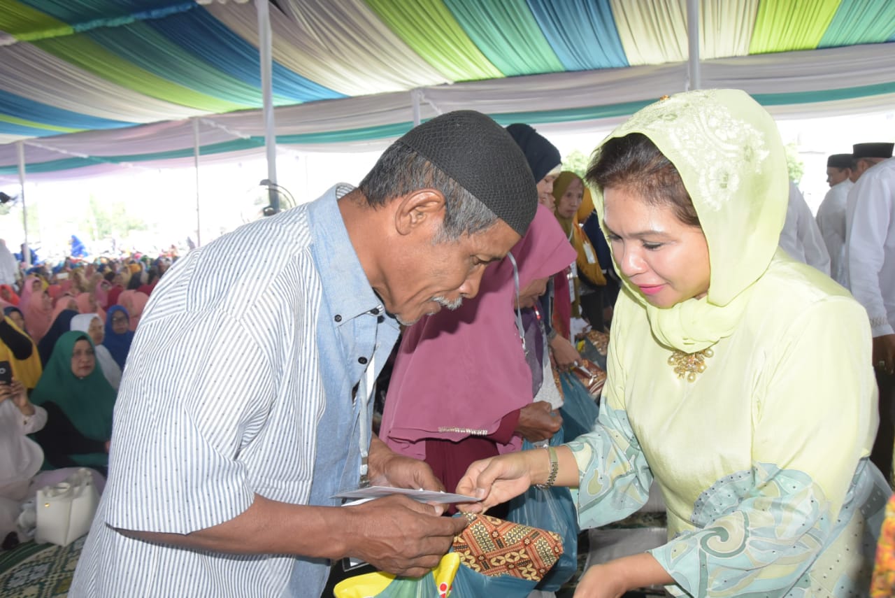 Ribuan Ibu Pengajian Â Silaturahmi Akbar TP PKK Deli Serdang di Kecamatan Percut Seituan