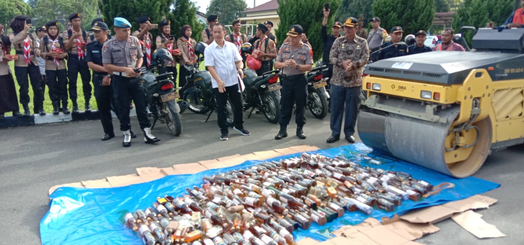 Polres Sergai Musnahkan Ratusan Botol Miras Hasil Operasi Cipta Kondisi Jelang Natal dan Tahun Baru 2020