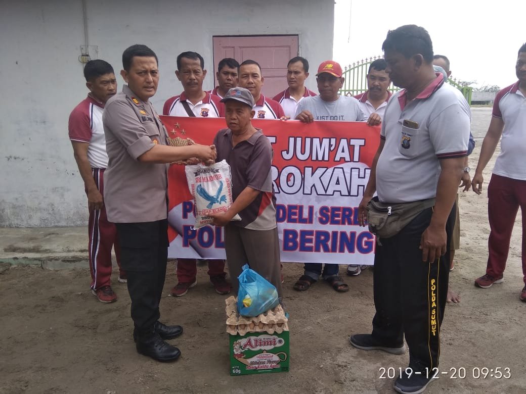 Kapolsek Beringin Bersihkan Masjid dan Bagikan Sembako