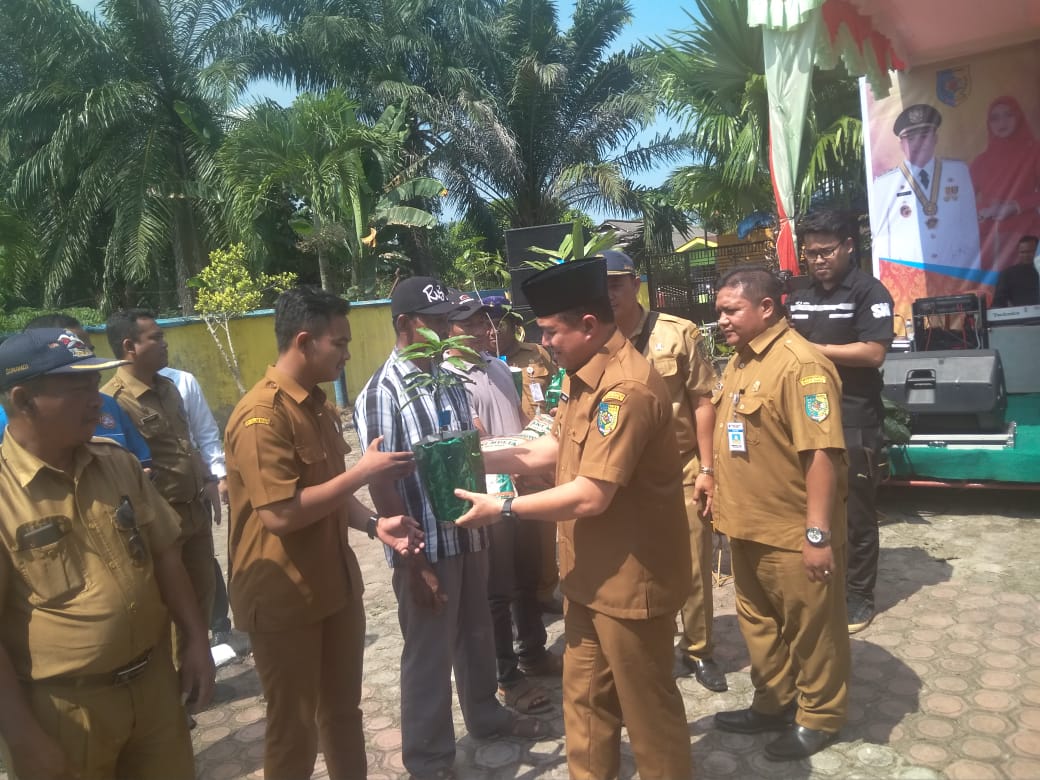 Bupati Batu Bara Salurkan Bantuan Benih Padi Kepada Petani Terdampak Banjir