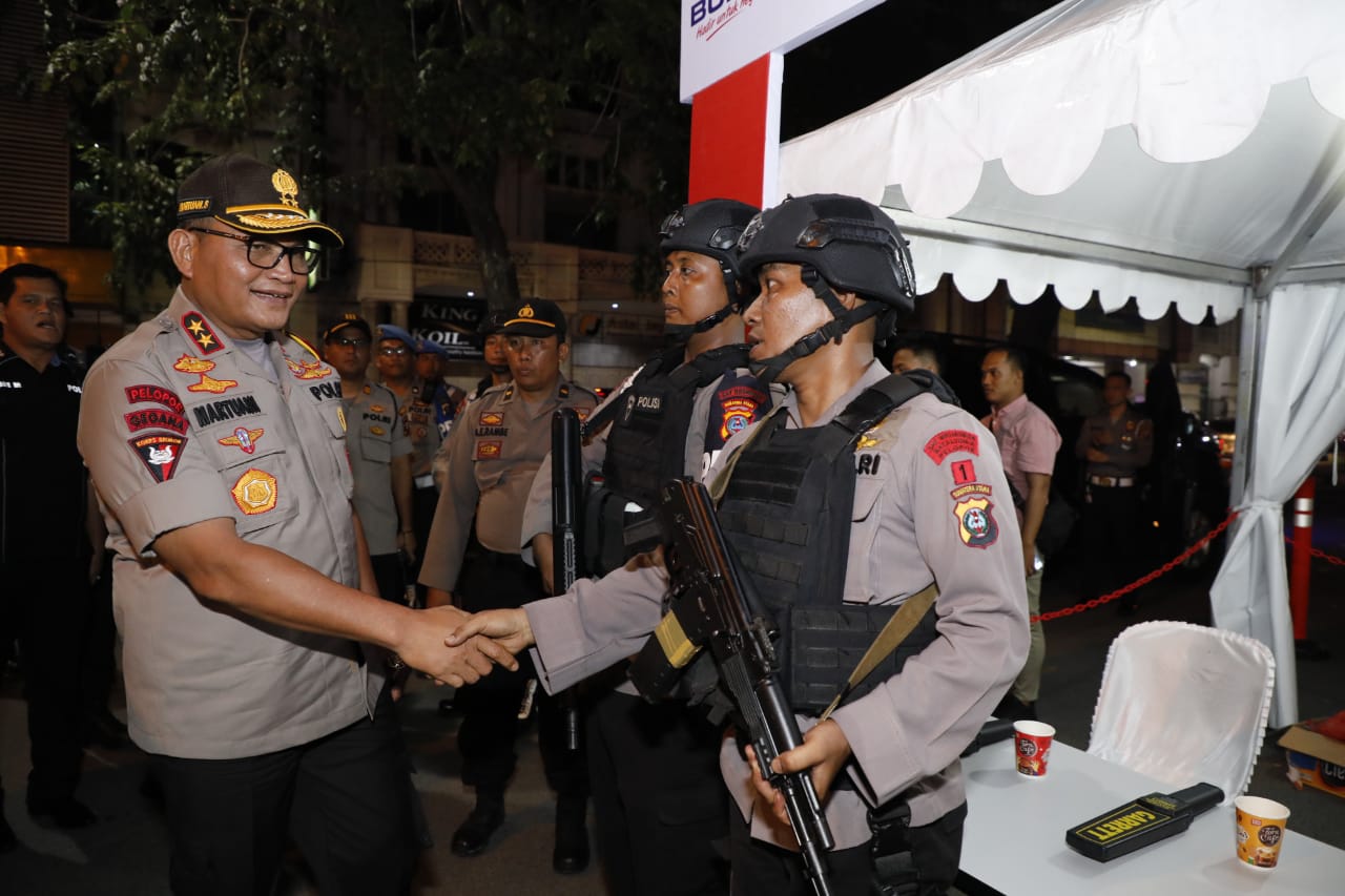 Kapolda Sumut Cek Personil yang Bertugas dalam Pengamanan Gereja di Kota Medan