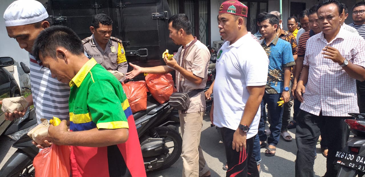 Kapolsek Medan Baru Kompol Martuasah H Tobing Jumat Barokah Berbagi Tali Asih