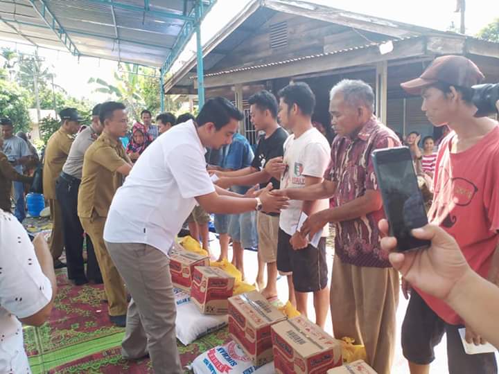 Delia Pratiwi dan Rizki Younanda beri Bantuan Â Kebakaran Bahorok