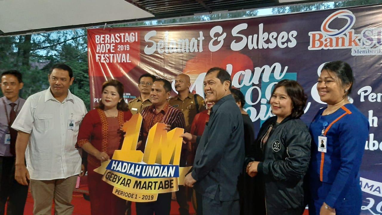 Penyerahan Grand Prize Undian Martabe, Nasabah di Kabupaten Karo Menangkan Undian Rp 1 Milyar dari Bank Sumut
