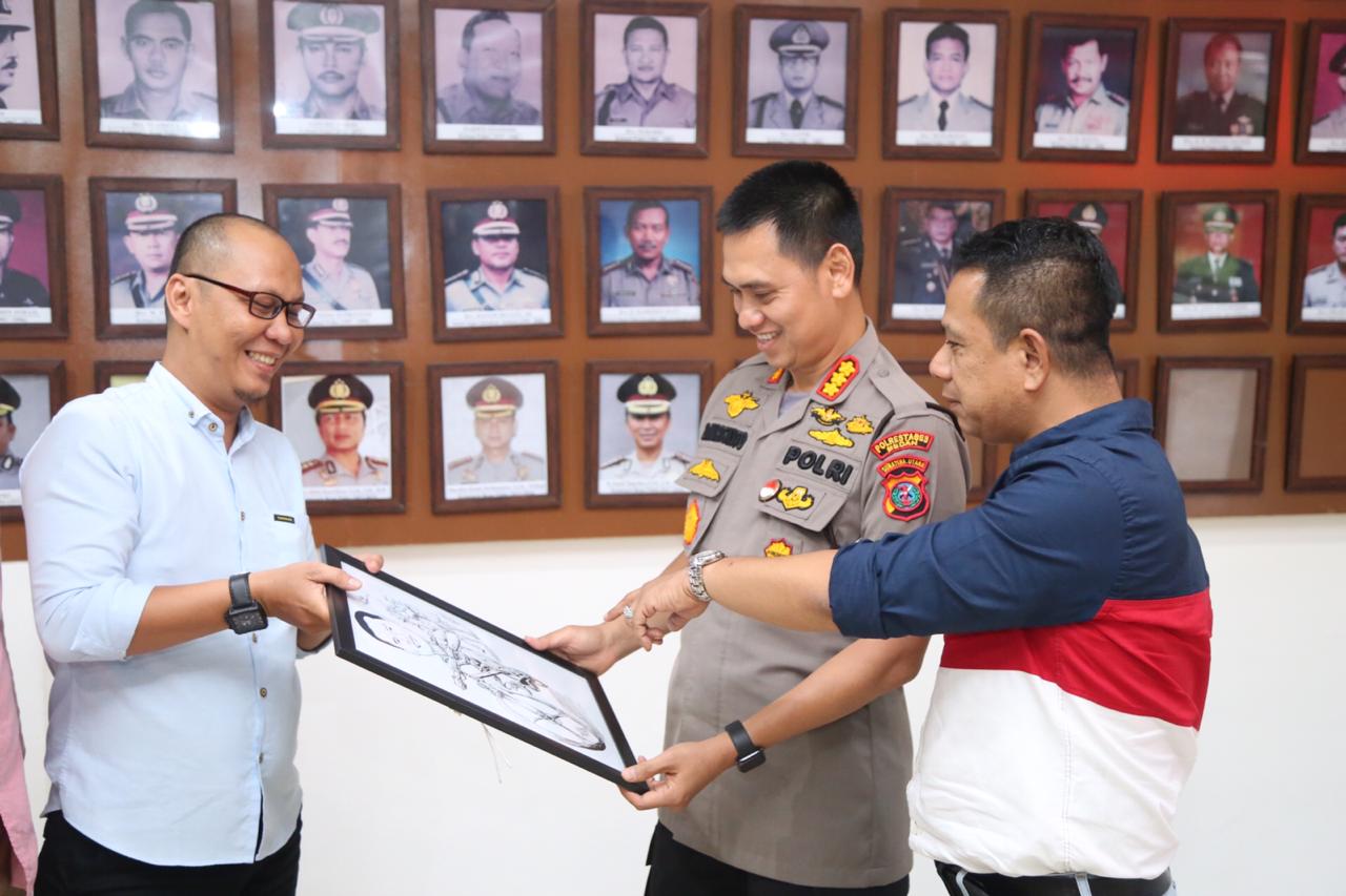 Terima Kado HUT Karikatur, Kapolrestabes Medan : Pewarta Saya Anggap Sepereti Saudara