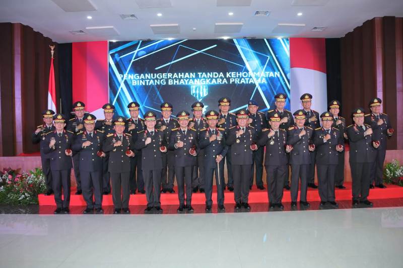 Kapolri Menjadi Irup Penganugerahan Tanda Kehormatan Bintang Bhayangkara Pratama