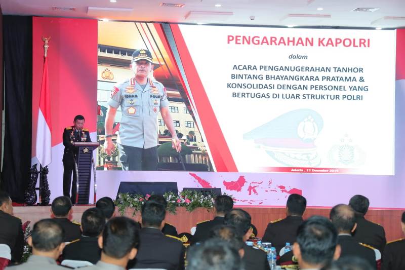 Kapolri Anugrahkan Bintang Bhayangkara Pratama kepada Kapolda Sumut