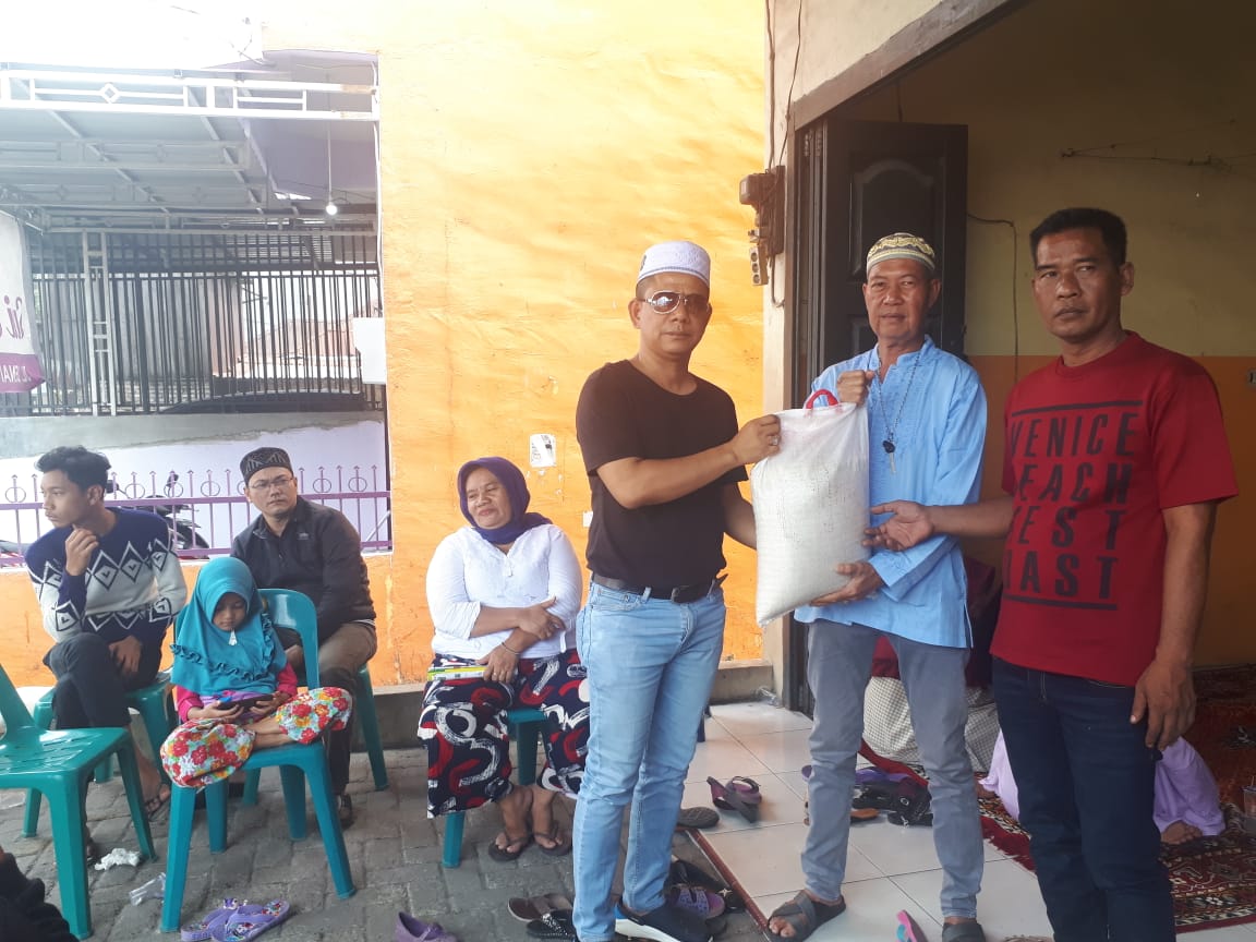 Ketua Pewarta Santuni Keluarga Almarhum Yanti Segoni Beras