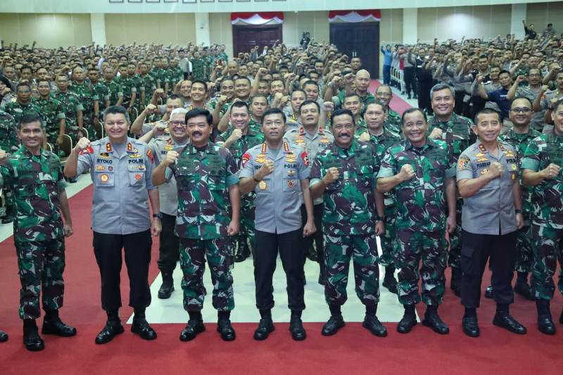 Pengamanan Natal dan Tahun Baru di Jatim dan Jateng, Panglima TNI dan Kapolri : Lakukan Tugas Pengamanan dengan Ikhlas dan Rangkul Masyarat