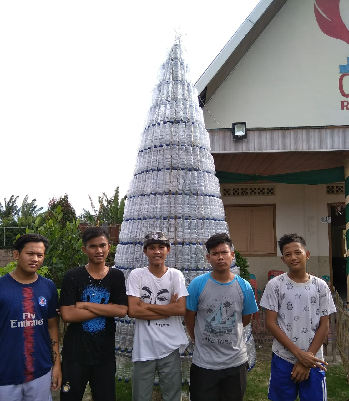 Pemuda Gereja Methodist Sidoarjo II Ramunia Buat Pohon Natal dari Botol Minuman Bekas