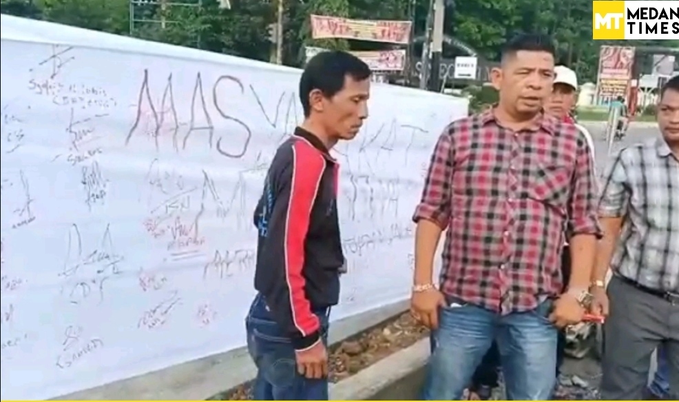 Warga Medan Estate Protes Jalan Sp Empat UNIMED Ditutup,Diduga Ada Permainan Kadishub Dengan Perumahan Citraland