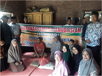 HIMDADI Masjid Raya Stabat Serahkan Bantuan Bagi Warga Kurang Mampu