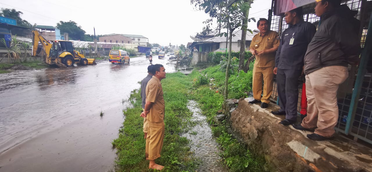 Akibat Banjir, Bupati Karo Awasi ExcavatorÂ 