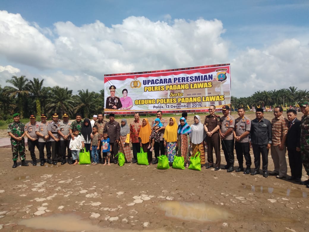 Usai Peresmian Mapolres Palas, Kapoldasu dan Bupati Santuni Anak Yatim dan Duafa