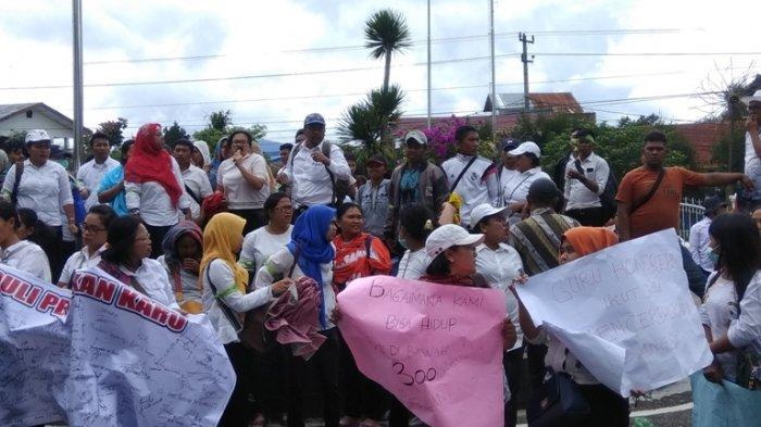 Guru Honor DemoÂ  Kantor Bupati KaroÂ 