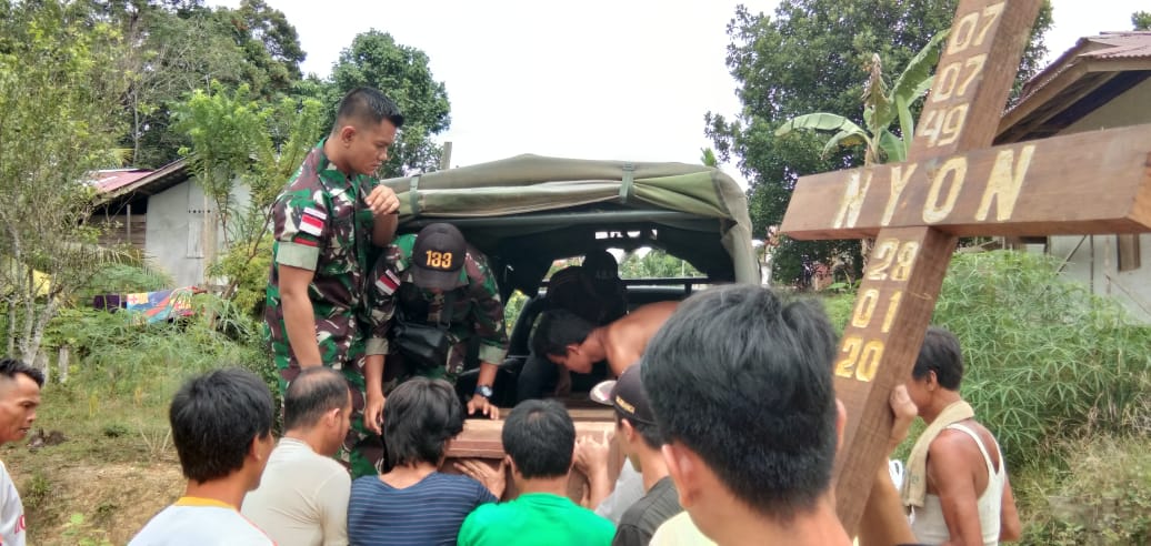 Ringankan Duka Warga Di Perbatasan Satgas Pamtas RI-Malaysia Yonif 133/YS Bantu Prosesi Pemakaman