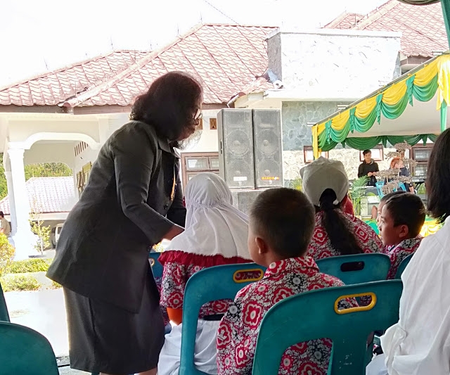 Hotmauli Malau Anggota DPRD Pakpak Bharat Sambangi Siswa/i SLB