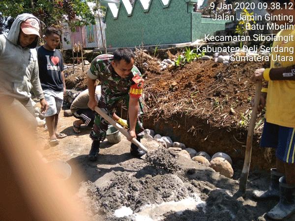 Koramil Sibolangit Peduli Kebersihan Lahan Kuburan