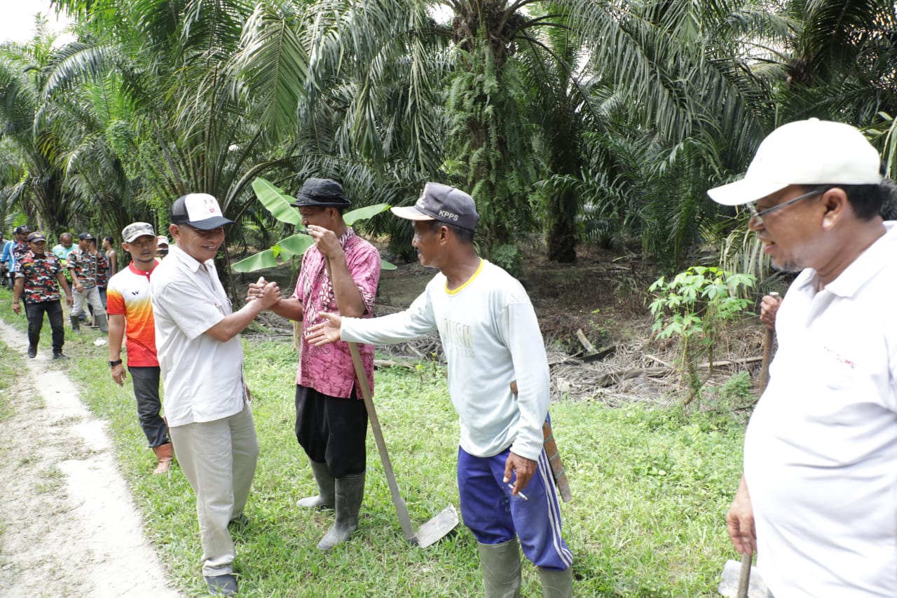 Bupati Asahan Bersama Warga Air Joman Gotong Rotong Perbaiki Ruas Jalan