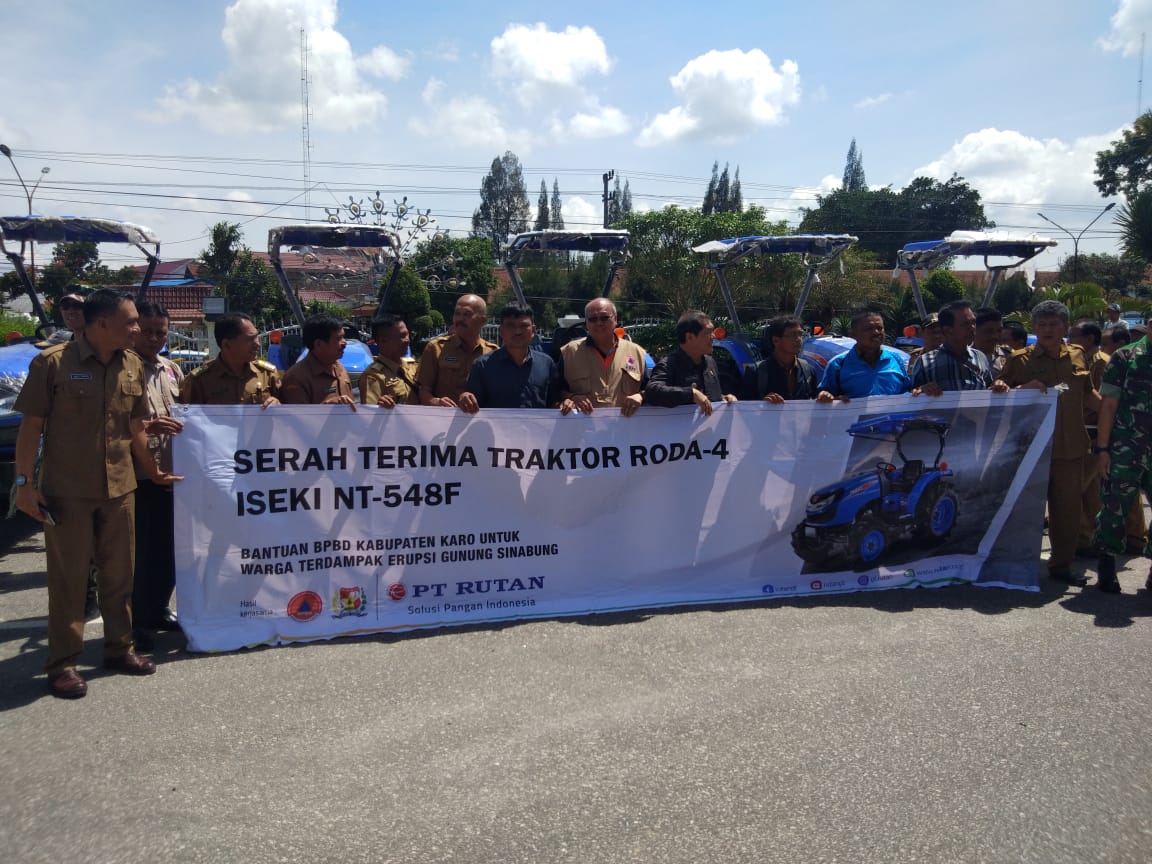 Bupati Karo Menyerahkan Bantuan TraktorÂ 