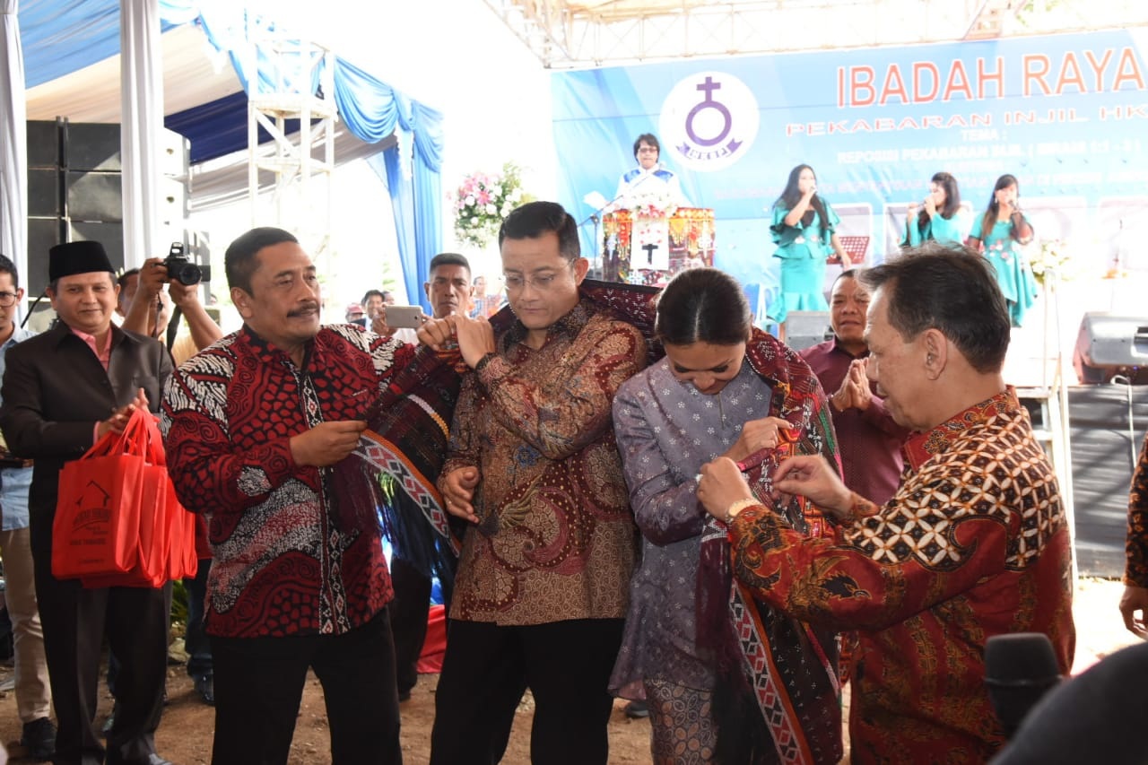 Bupati Tapsel Sambut Kunker Mensos RI Dengan Pengalungan Bunga dan Ulos  Sipirok Sudah Menjadi Inspirasi