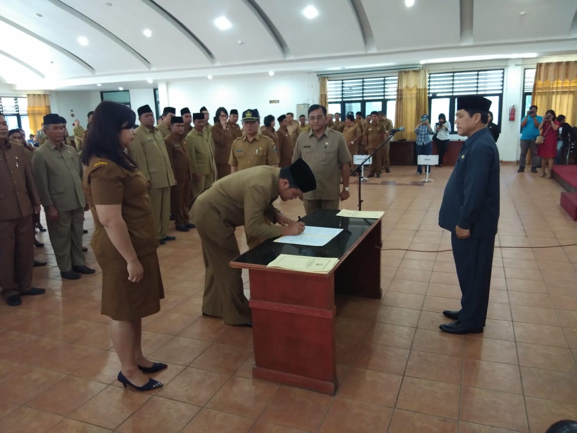 Bupati Karo Lantik 34 Pejabat Eselon III dan IV