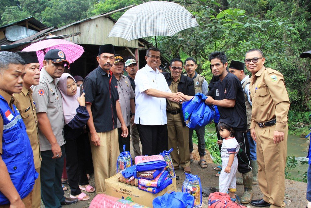 Bupati Solok Tinjau korban dan lokasi Longsor di Lubuak LasiahÂ