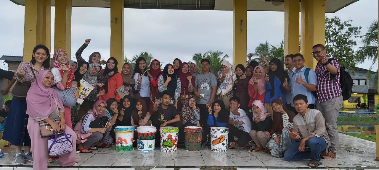 FE Unpri Latih Pemuda Kampung Nelayan Buat Tempat Sampah Unik