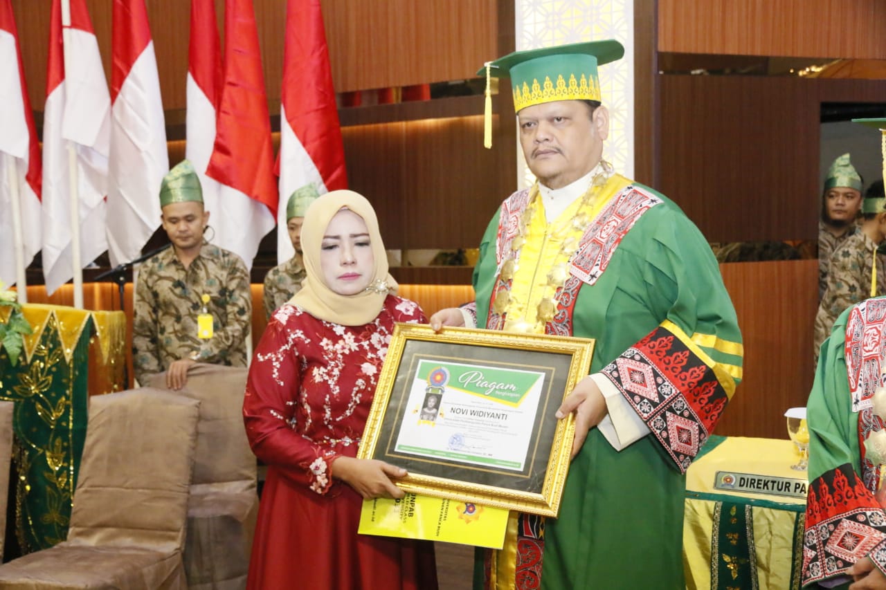 Seorang Ibu Wakili Wisuda Putrinya yang Wafat,  Wisuda 803 Lulusan UnpabÂ 