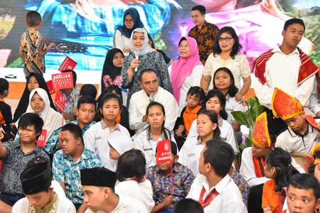 Bernyanyi Bersama Siswa SLB,  Edy Rahmayadi : Mereka Semua Ini Anak Gubernur