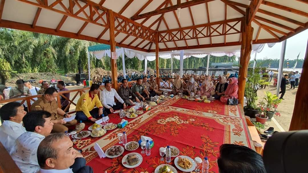 Gubsu Bersama Bupati Batubara Tanam Cabai Merah dan Bawang
