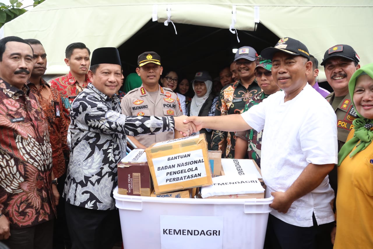 Mendagri Tinjau Posko Pengungsian di Jatiasih Bekasi