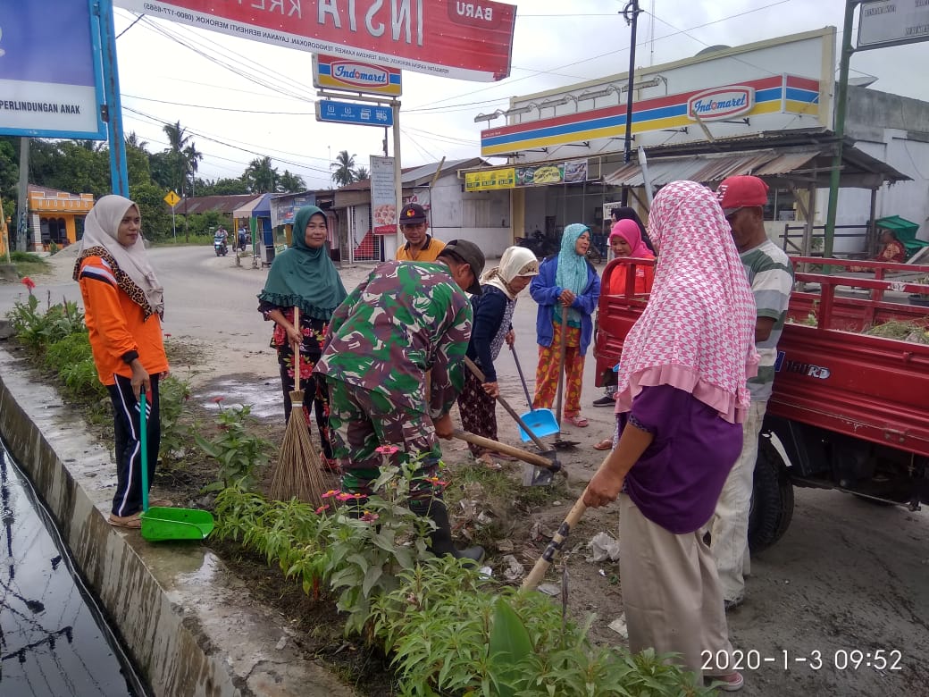 Ketua TP-PKK Desa Pantai labu PekanÂ Adakan Jumat Bersih