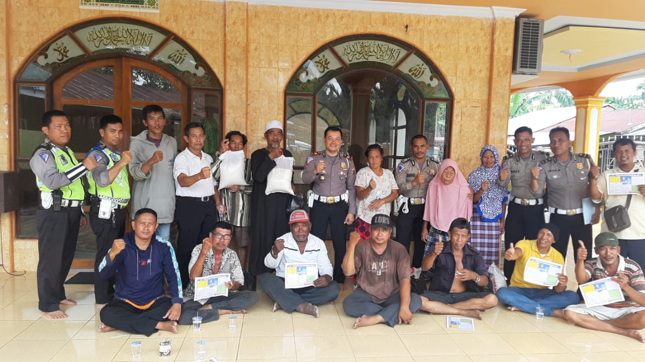 Polres Sergai Bersama Komunitas Abang Becak Bersih Mesjid Al-Huda Desa Pematang Pelintahan