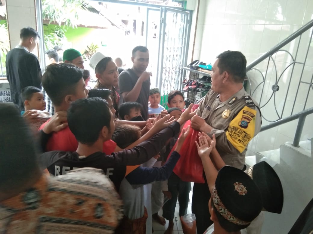 Kapolsek Medan Baru Jumat Barokah Berbagi Tali Asih 100 Bungkus Nasi