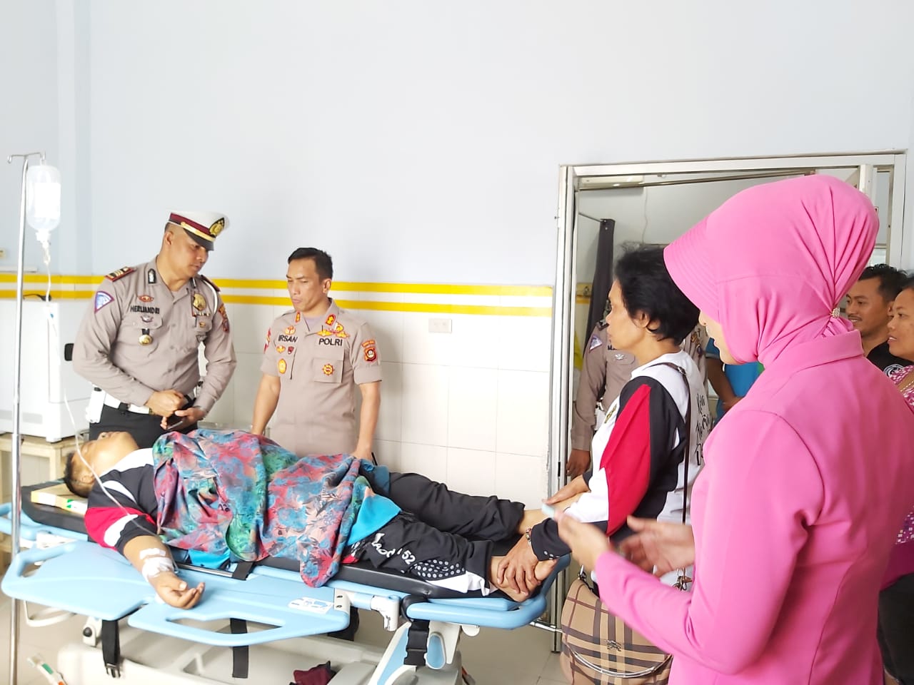 Kapolres Madina dan Istri Jenguk Pemudik Asal Jawa Barat Alami Lakalantas
