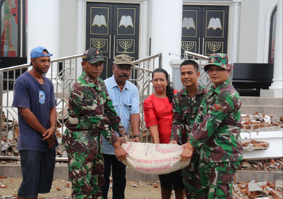 Peduli Sarana Ibadah, Satgas Yonif RK 136/TS Salurkan Bantuan di Maluku Tengah