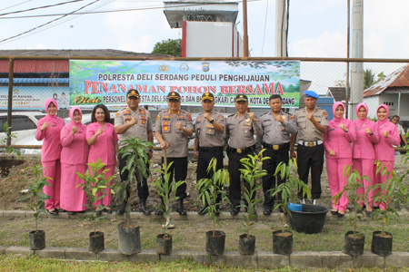 Kapolresta Deliserdang Kombes Pol Yemi Mandagi Beserta Jajaran Lakukan Penanaman dan Penghijauan Pohon