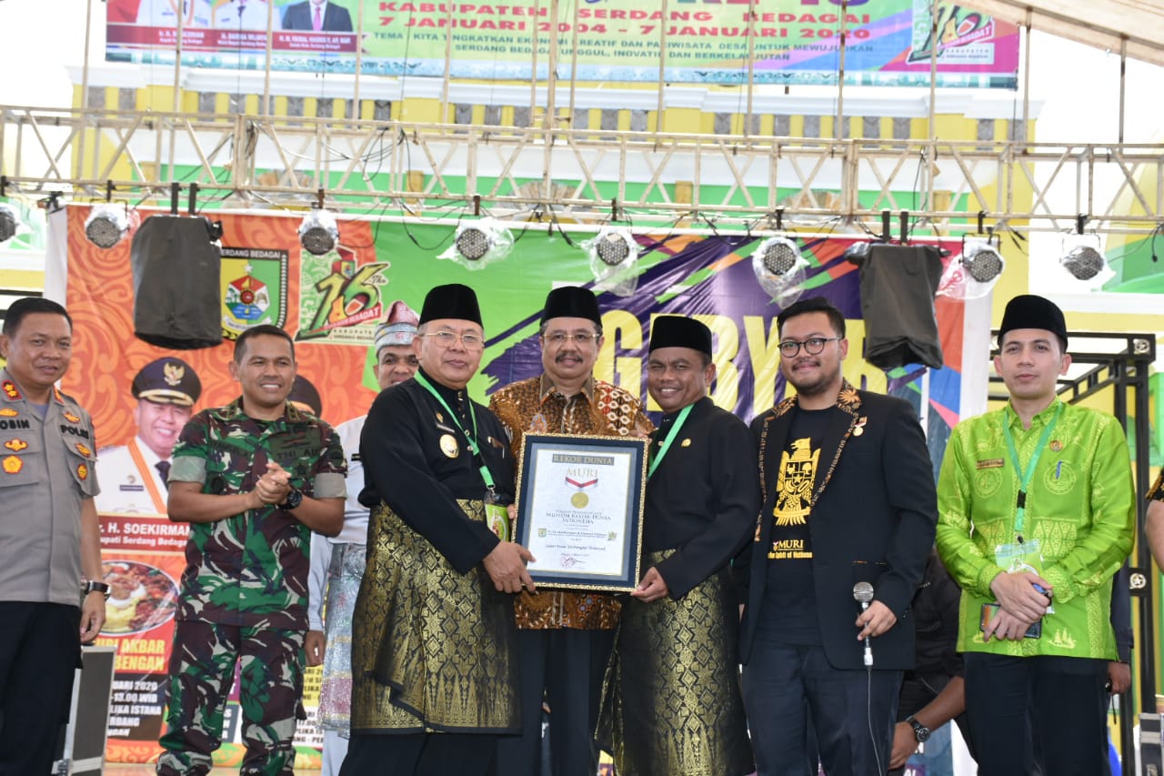 Di HUT nya yang ke 16, Pemkab Sergai Raih Rekor MURI Makan Nasi Ambengan Terbanyak