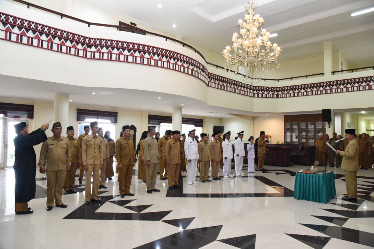 Bupati Tapsel Lantik 35 Pejabat Administrator dan Pengawas