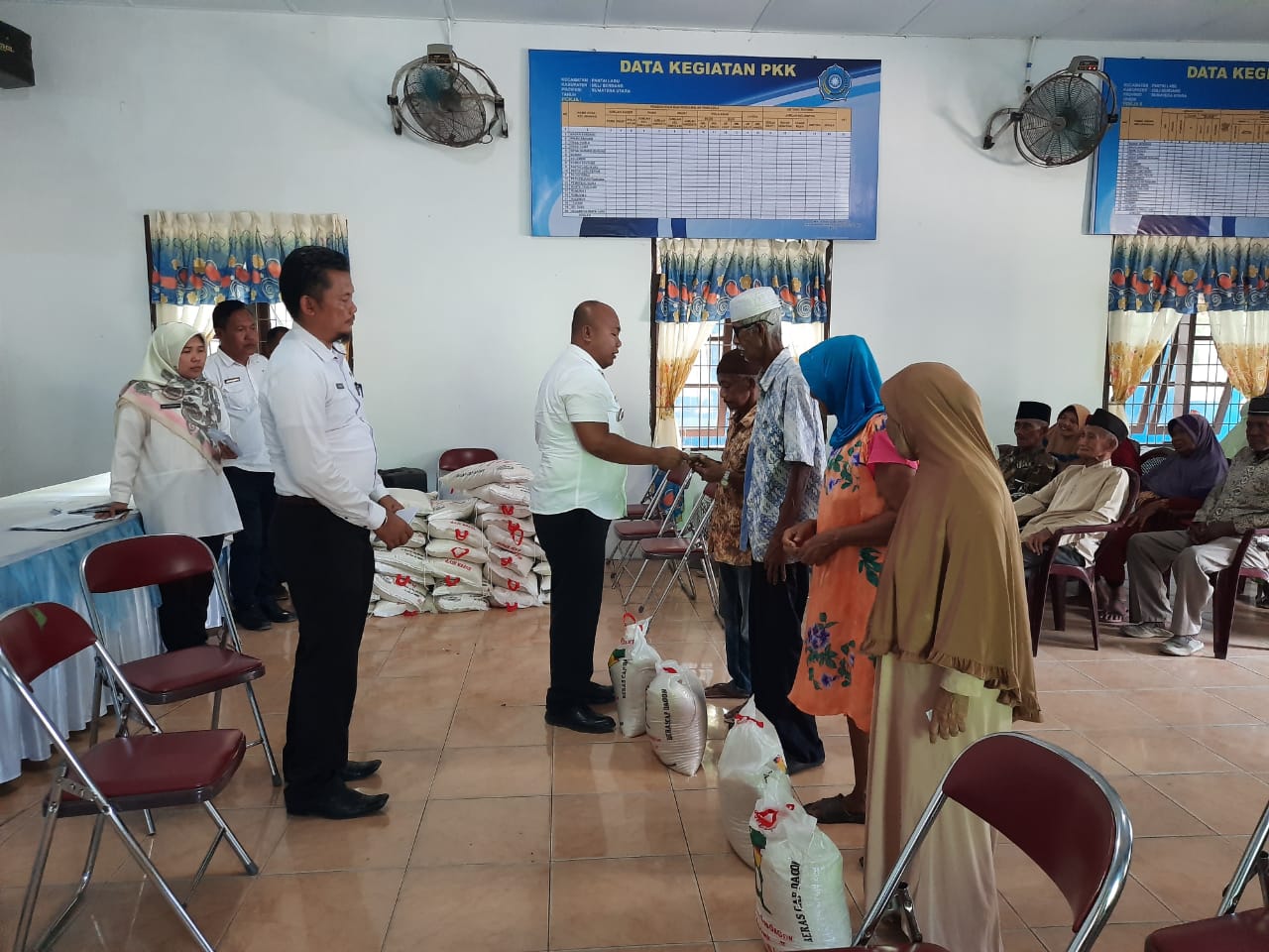 Camat Pantai labu serahkan Zakat Ny.Yunita Ashari TambunanÂ 